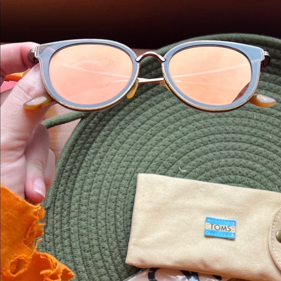 TOMS Olive Sunglasses with Peach Case - Picture 2 of 5